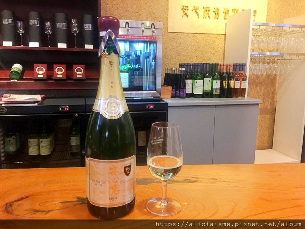 【大分縣 | 宇佐市】安心院葡萄酒工房:日本最美味的金賞白酒氣泡酒,瓶內二次發酵,還能坐擁四季風情葡萄園