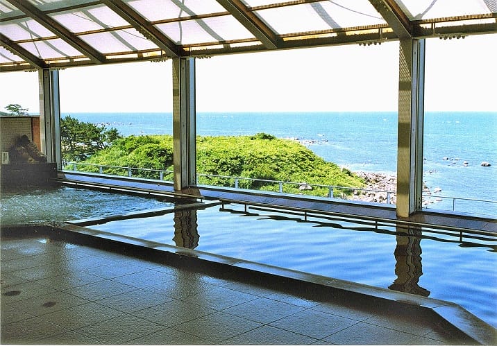 ◆日本海が一望できる温泉でゆったり◆