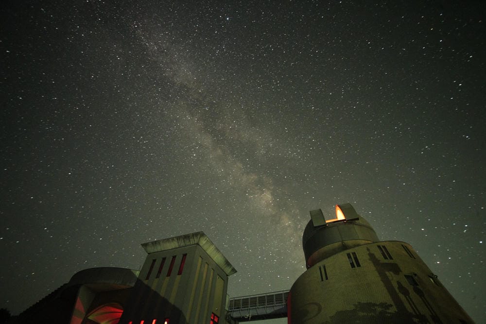 天文台と天の川