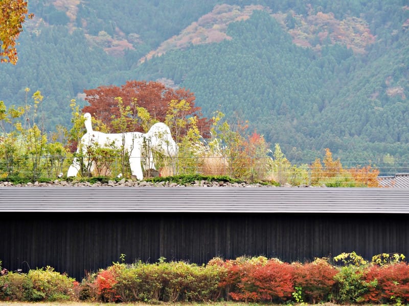 【大分縣|由布院】 COMICO ART MUSEUM YUFUIN: 隈研吾與奈良美智等藝術家們在大自然裡的美學對話 - 第6張圖 【大分縣|由布院】 COMICO ART MUSEUM YUFUIN: 隈研吾與奈良美智等藝術家們在大自然裡的美學對話