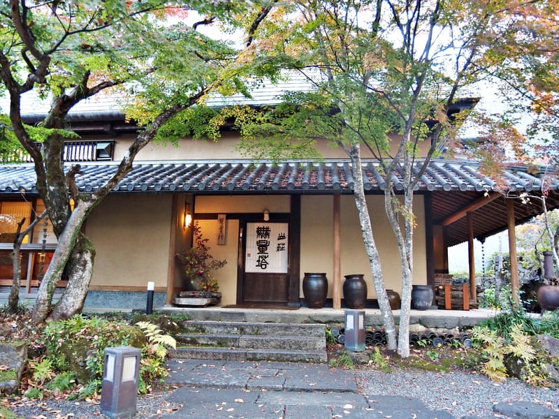 【大分縣|由布院住宿】山莊無量塔:御三家名不虛傳,古民宅裡,以時光為蘊藏,日式待客之道是精華,還有那美味到連整鍋飯都想吃完 - 第1張圖 【大分縣|由布院住宿】山莊無量塔:御三家名不虛傳,古民宅裡,以時光為蘊藏,日式待客之道是精華,還有那美味到連整鍋飯都想吃完